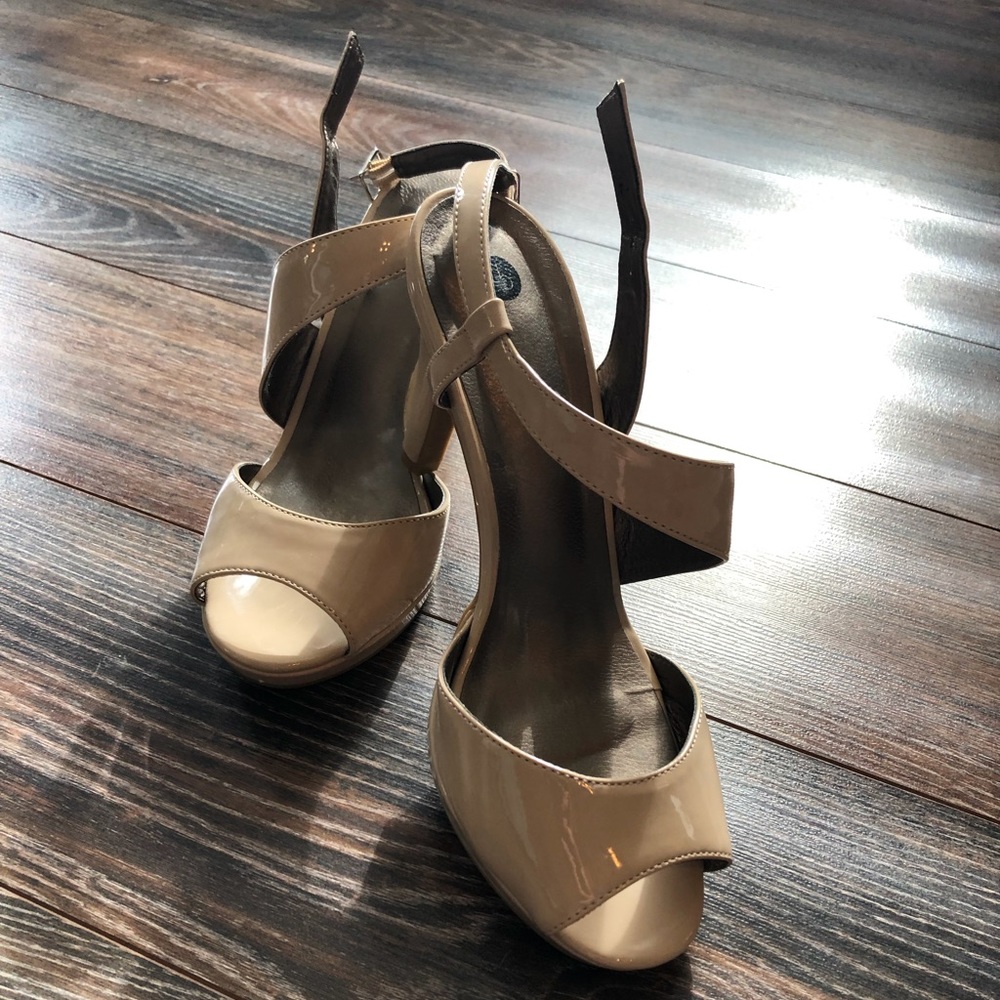 SOLD:NWOT Strappy nude heels